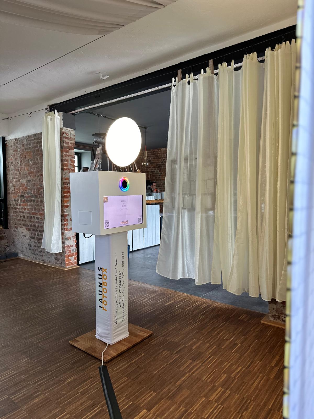 Gäste nutzen die Fotobox auf einer Firmenfeier