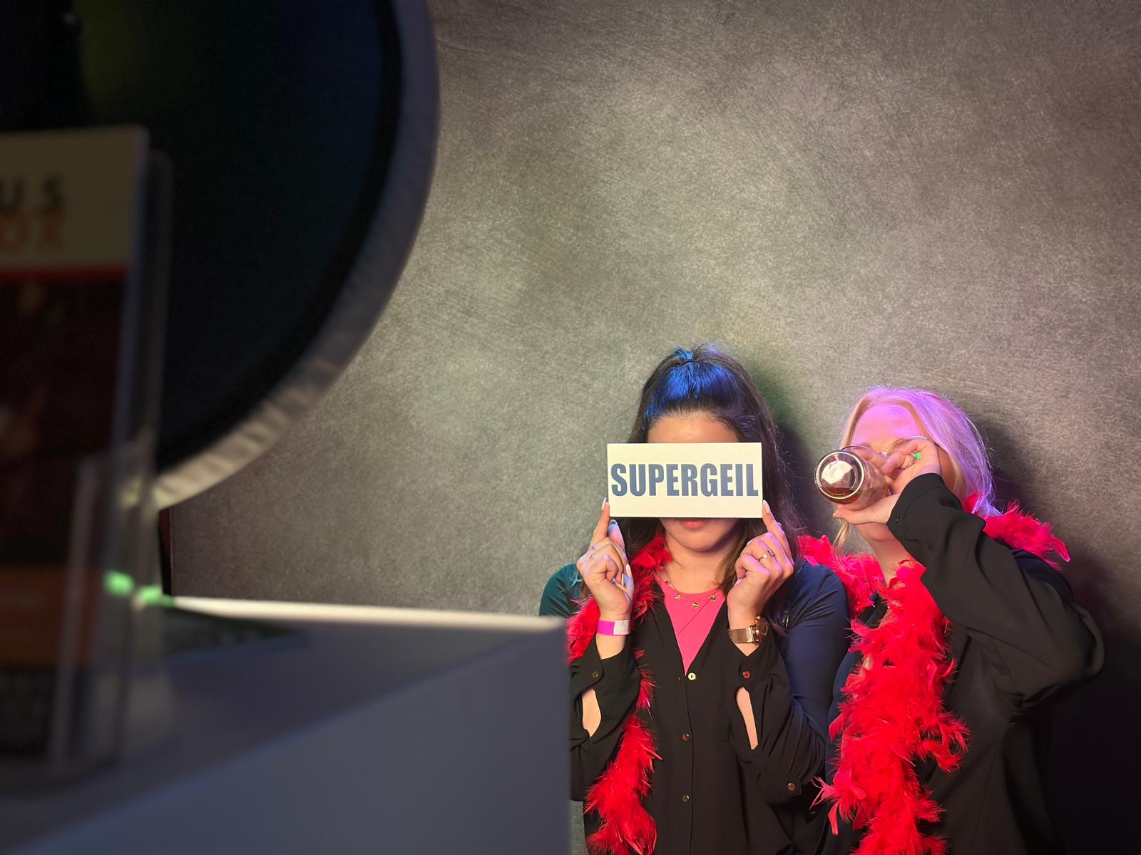 Lustige Gruppenfotos vor der Fotobox