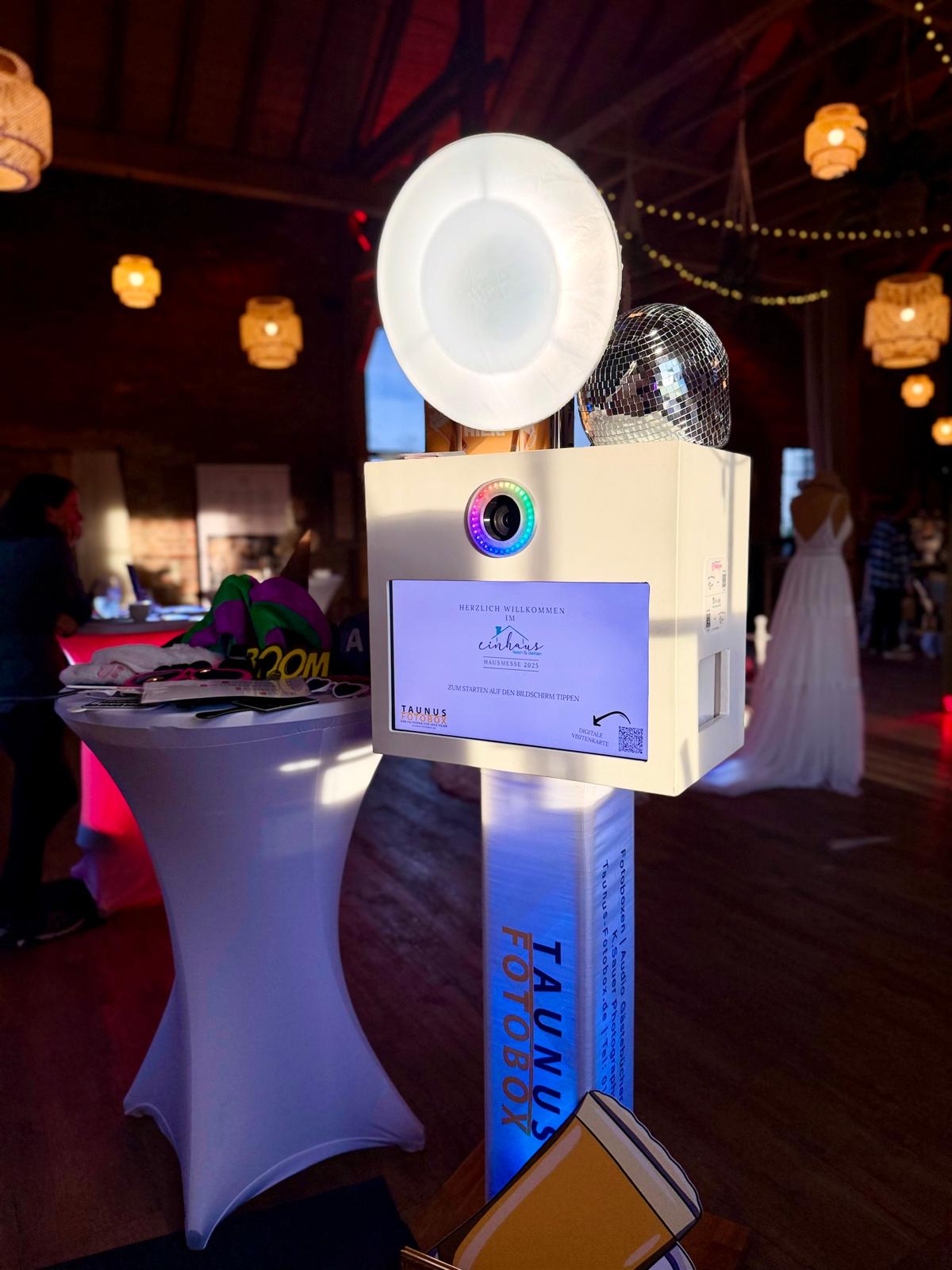 Fotobox auf einem Geburtstag mit bunten Requisiten