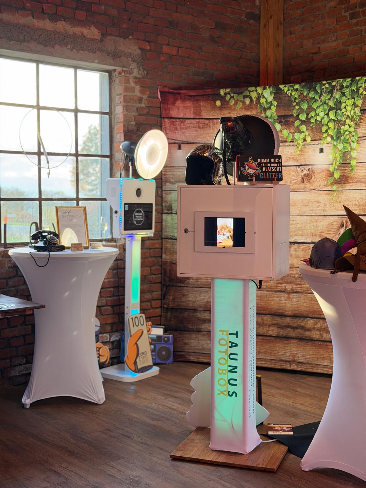 Gäste mit lustigen Hüten vor der Fotobox