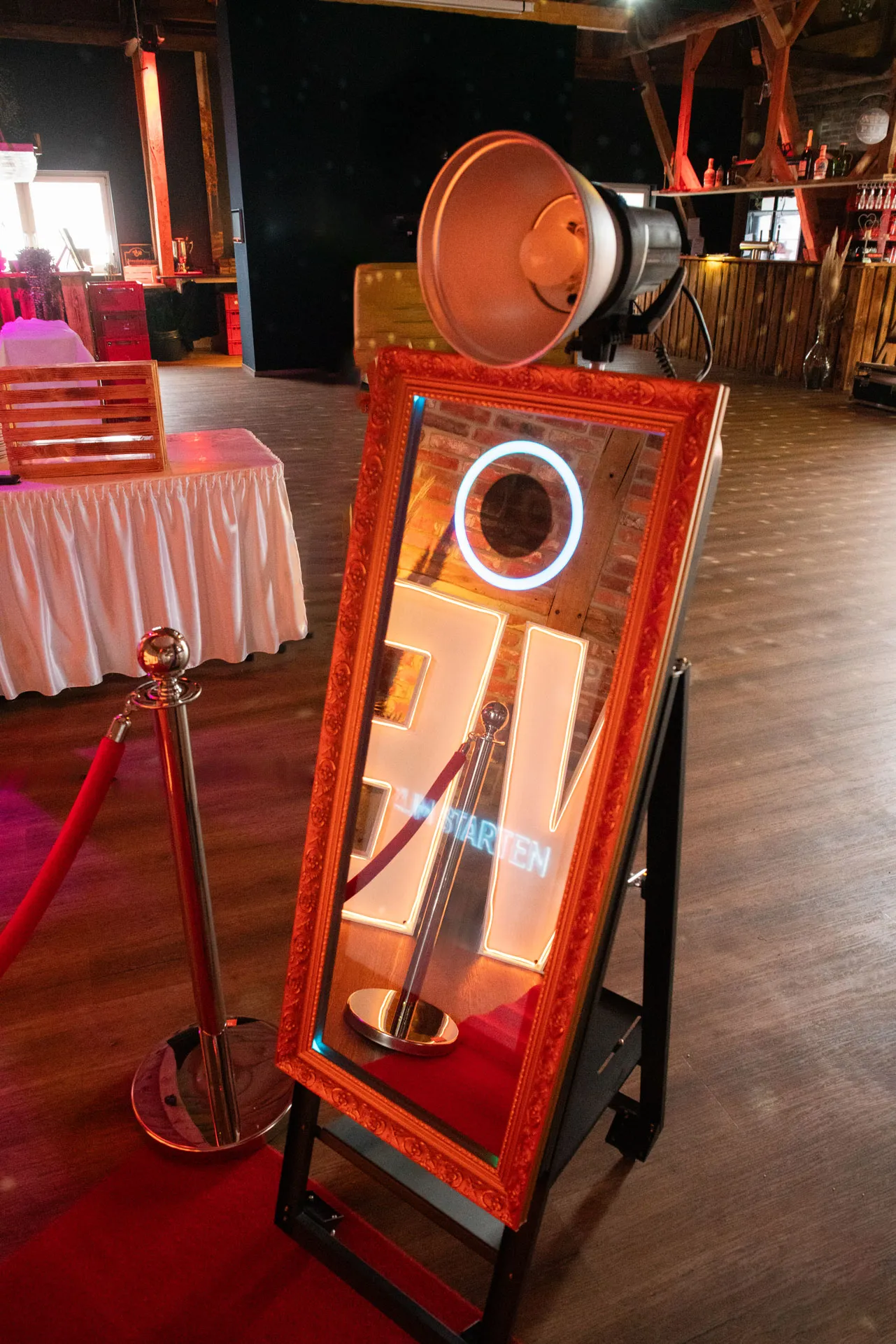 Fotobox Spiegel mit eleganten Rahmen